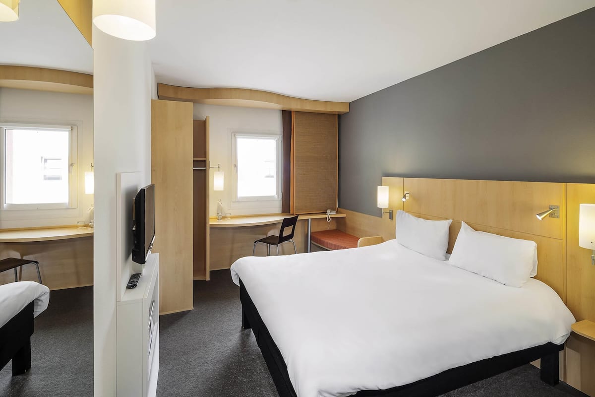 Room, 1 Double Bed | In-room safe, desk, iron/ironing board, free cribs/infant beds