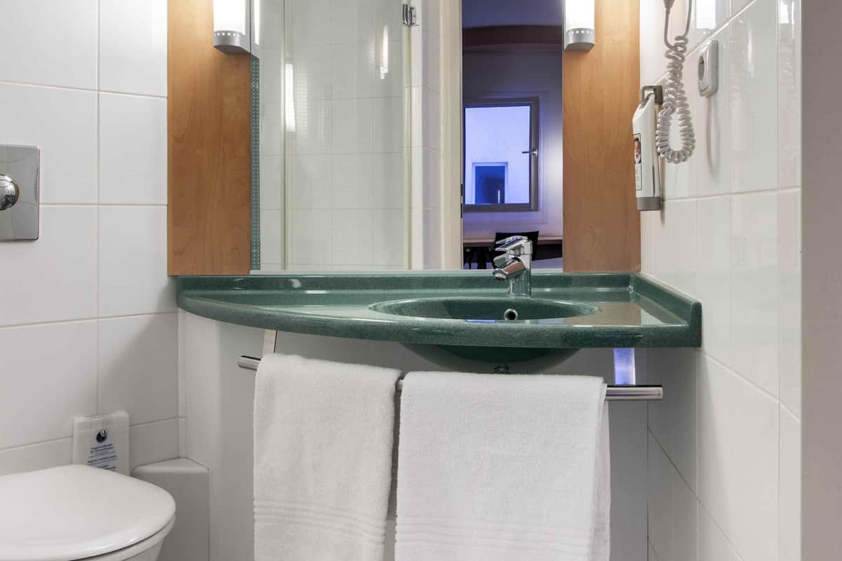 Camera, 1 letto matrimoniale | Una cassaforte in camera, una scrivania, ferro/asse da stiro