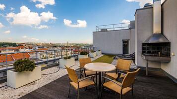 Cofres nos quartos, escrivaninha, ferros/tábuas de passar roupa