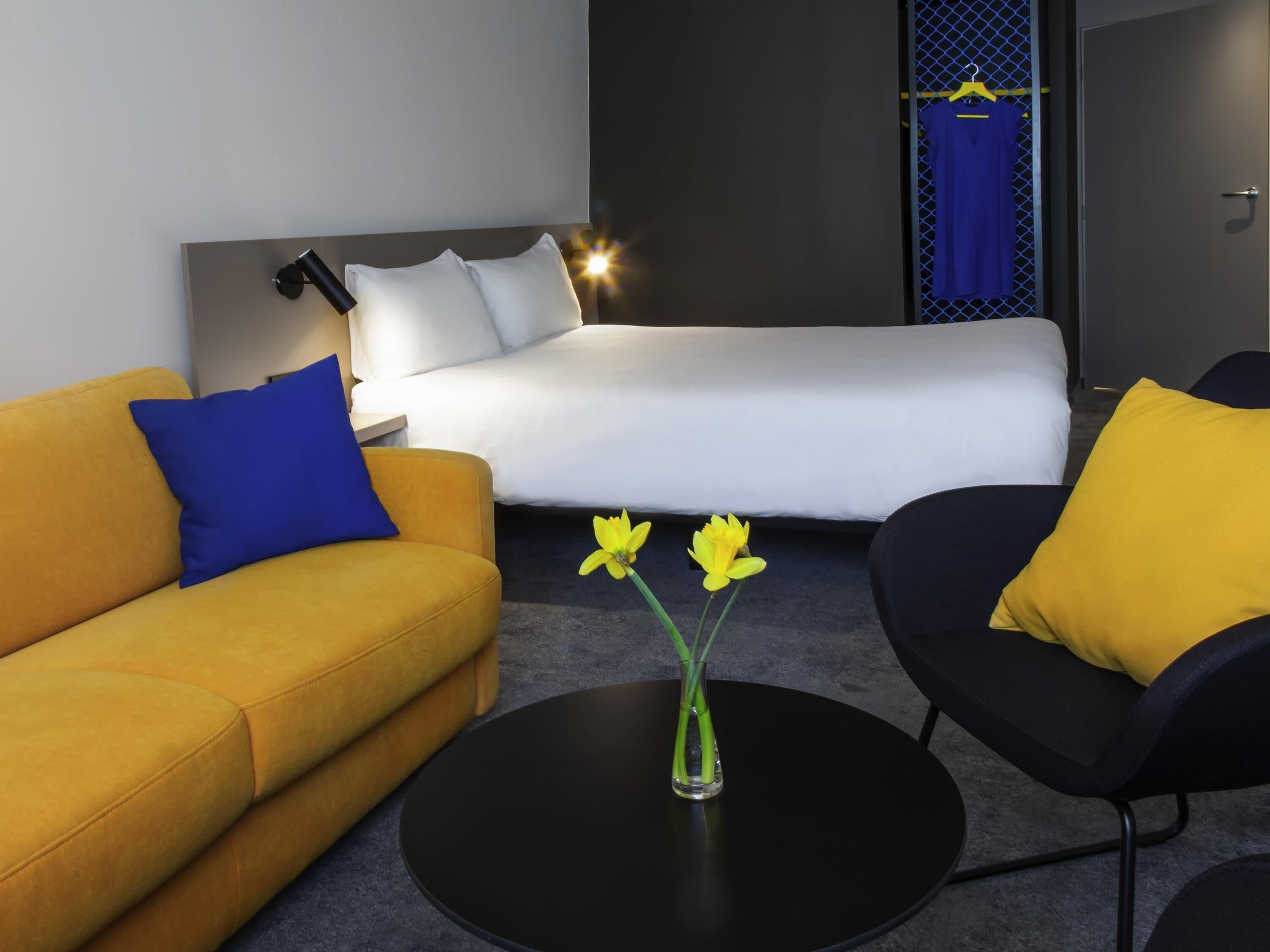Suite Room, 1 Double bed + sofa | Safe på rommet, skrivebord, strykejern/-brett og barnesenger (inkludert)