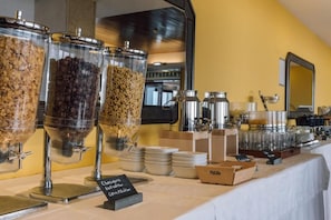 Breakfast, lunch, dinner served; international cuisine, sea views