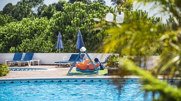 Outdoor pool, pool loungers