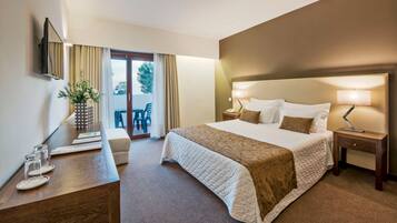 Superior Double Room, Balcony | Bar mini, peti besi dalam bilik, meja, langsir/tirai gelap terus