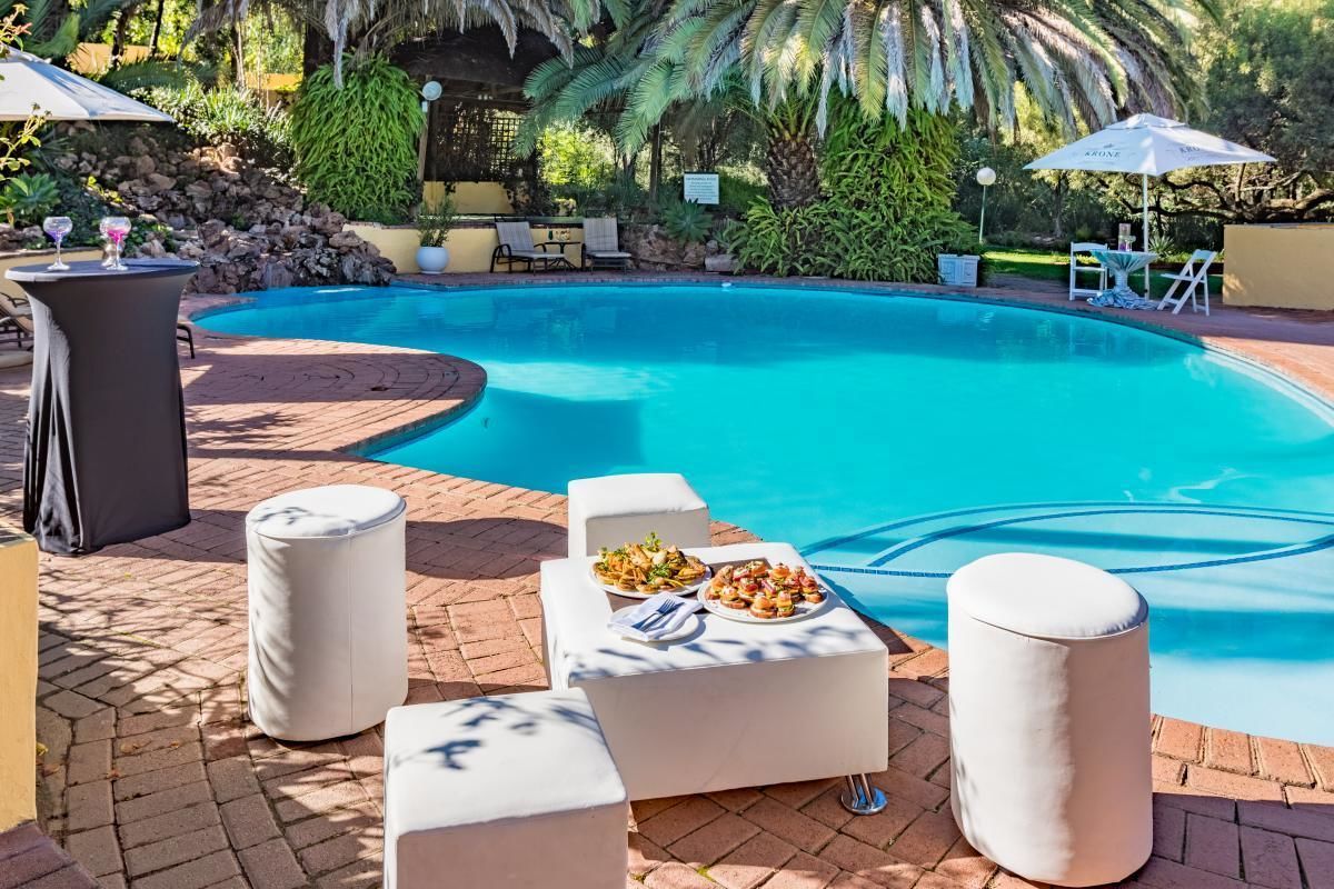 Piscine extérieure, parasols de plage