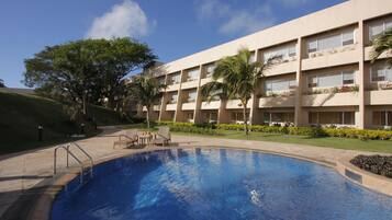 Kolam renang outdoor, dengan payung kolam renang