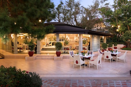 2 Restaurants, Frühstück. Taal Vista Hotel