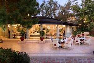 2 restaurants, breakfast served