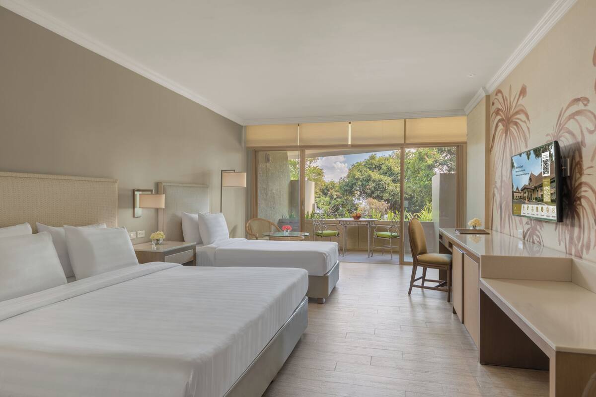 Ridge | Premium bedding, down comforters, minibar, in-room safe