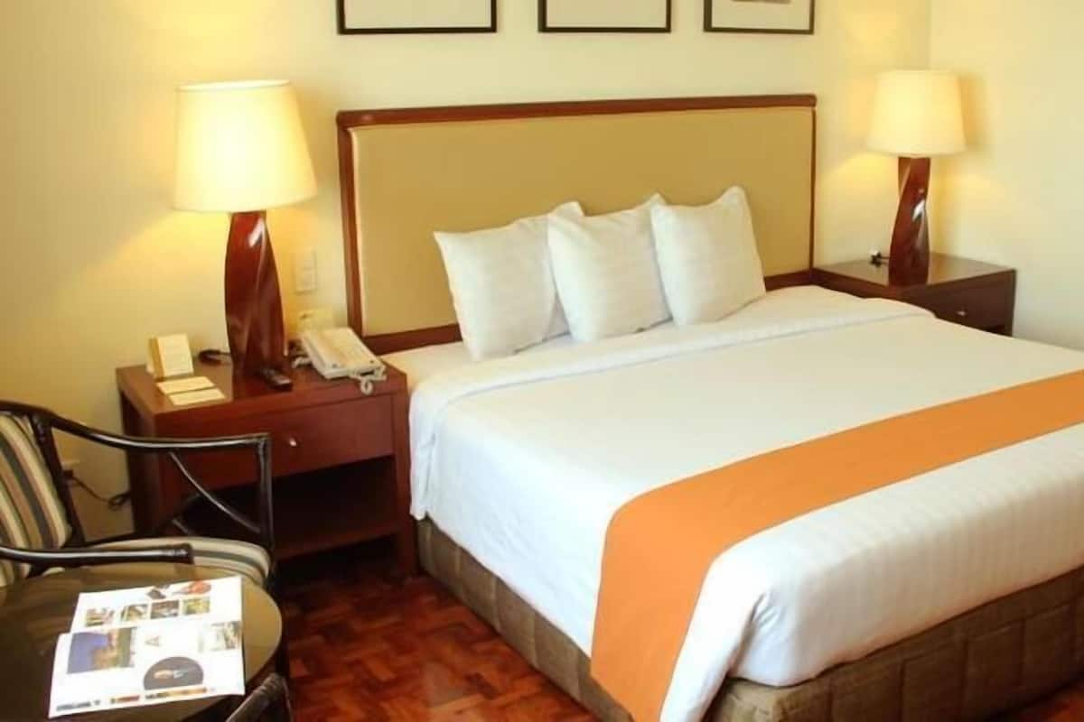 Premium bedding, down duvets, minibar, in-room safe