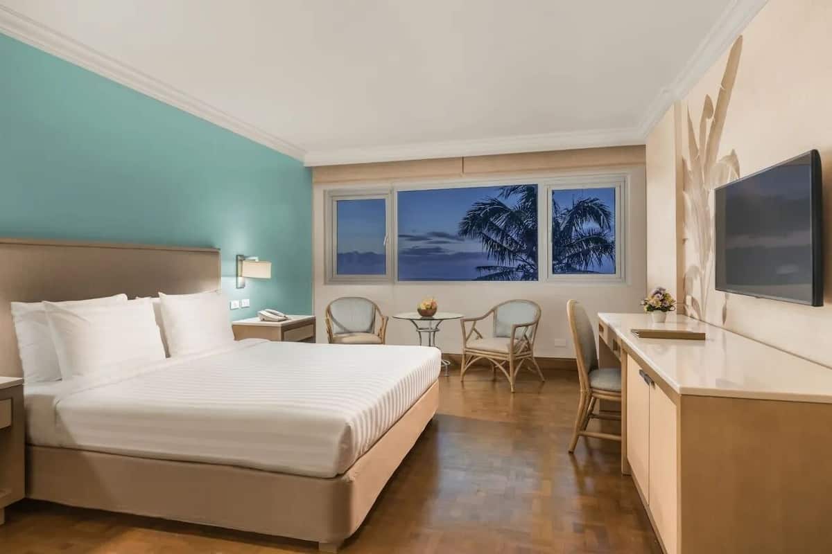 Premium bedding, down comforters, minibar, in-room safe