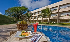 Outdoor pool, pool umbrellas - Taal Vista Hotel (Tagaytay)