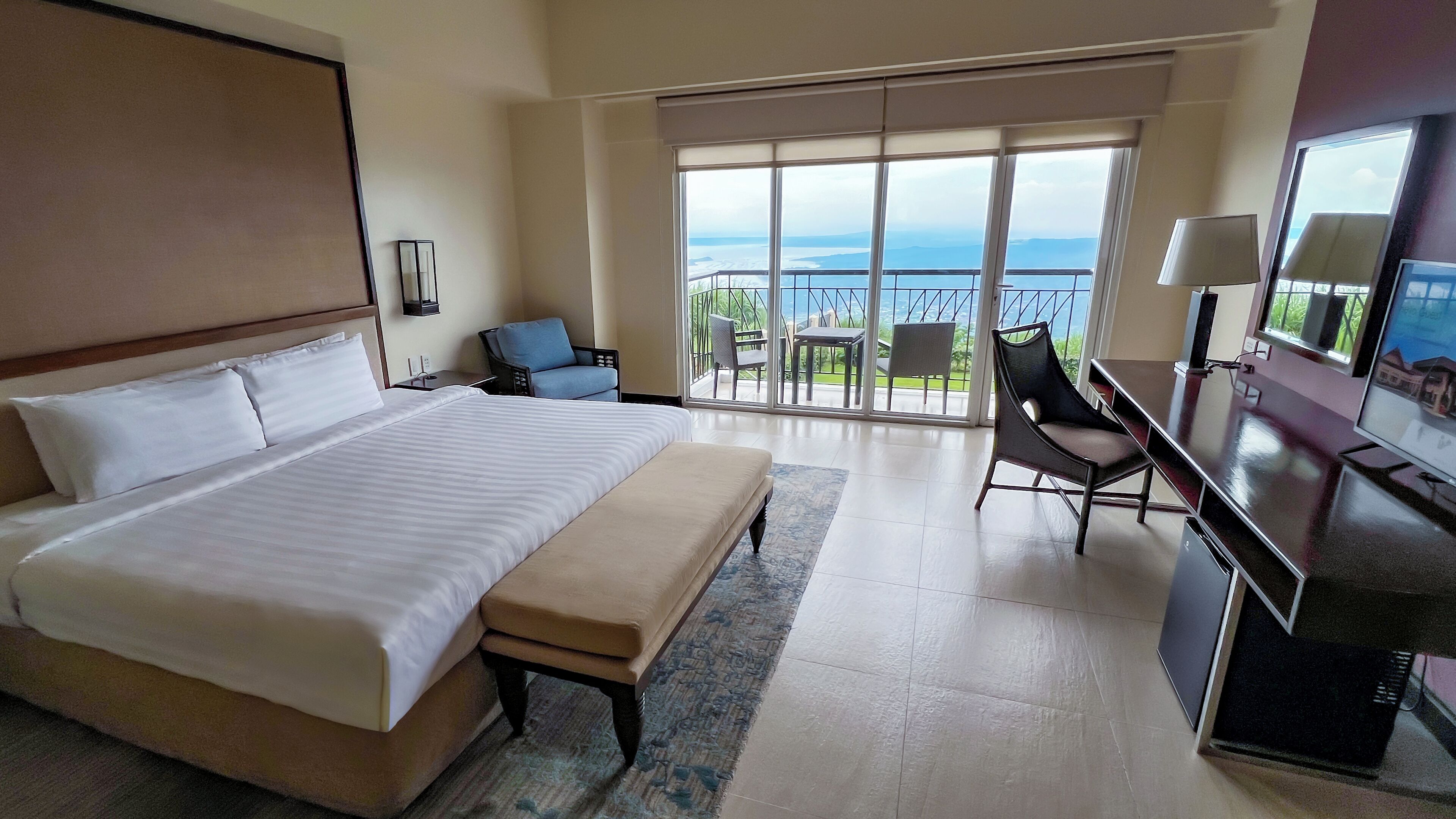 Premium bedding, down comforters, minibar, in-room safe