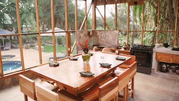 2 restaurants, breakfast served