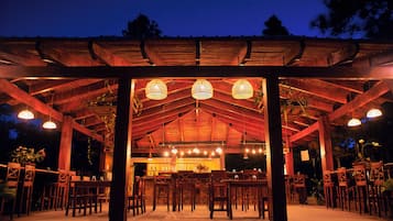 2 restaurants, breakfast served