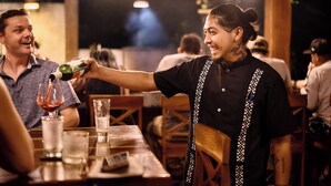2 من المطاعم؛ يتم تقديم الإفطار، والغداء، والعشاء 