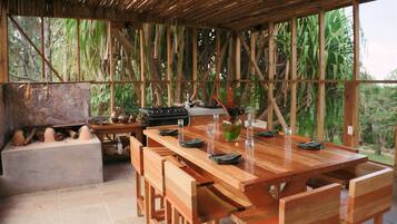 2 restaurantes, se sirve desayuno