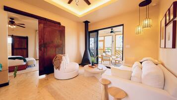 Villa Luxe, 1 très grand lit, vue vallée, niveau Exécutif | Coin séjour | Cheminée, livres