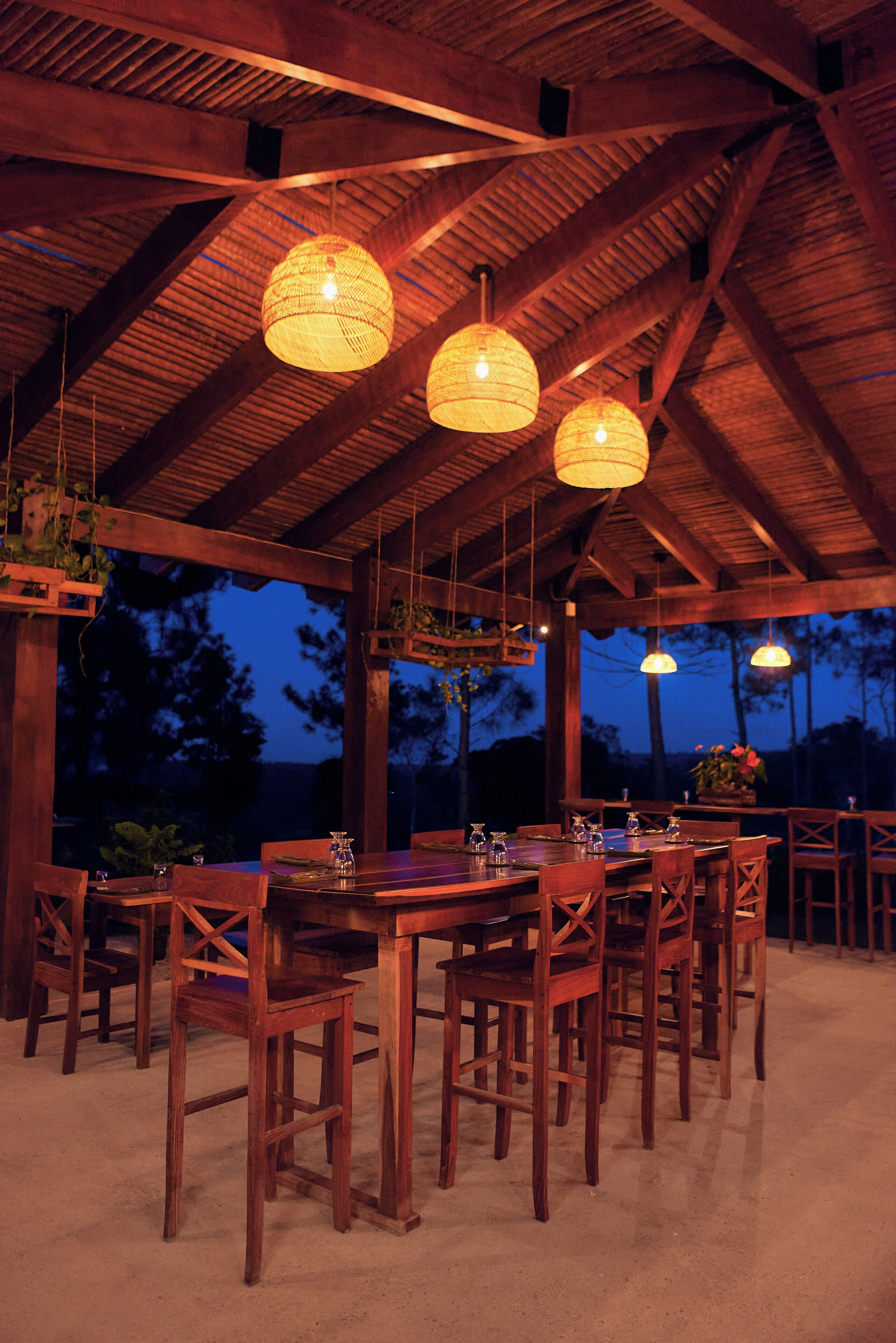 2 restaurants, breakfast served