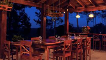 2 restaurants, breakfast served