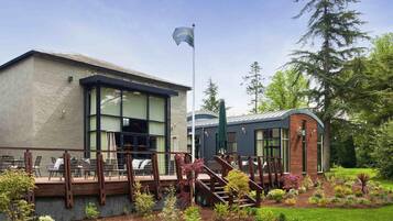 3 restaurants, breakfast served