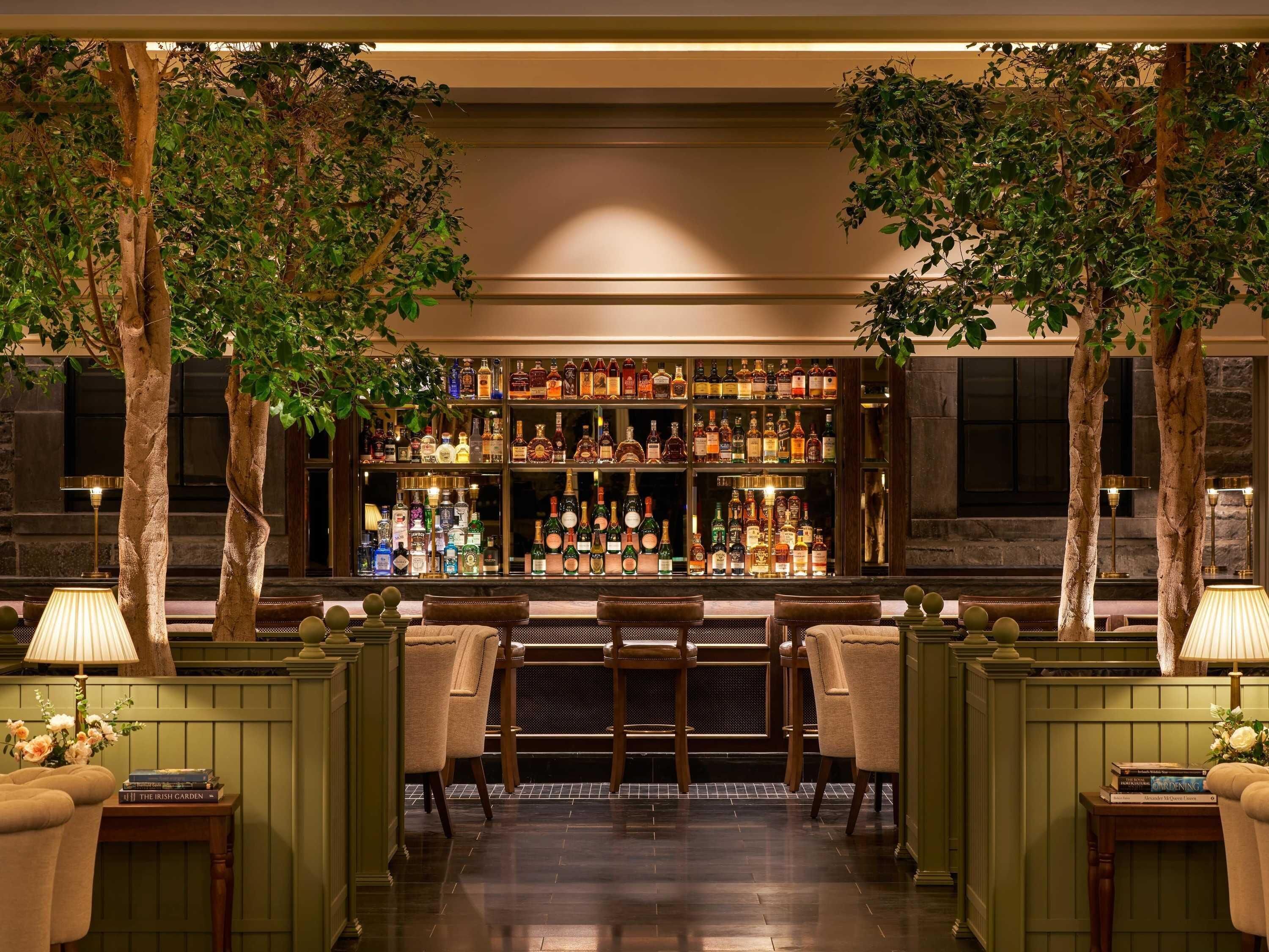 2 bars/lounges, cocktail bar