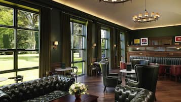 3 restaurants, breakfast served