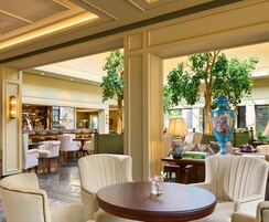 2 bars/lounges, cocktail bar