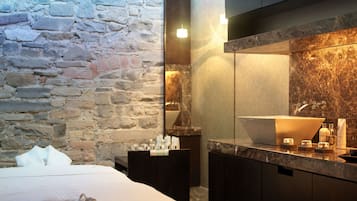 Salas de tratamiento para parejas, un sauna, una bañera de hidromasaje