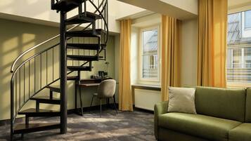 Interior moderno com escada em espiral, sofá verde e janela com cortinas.