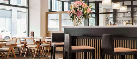 Serveert ontbijt, lunch, diner, Italiaanse gerechten