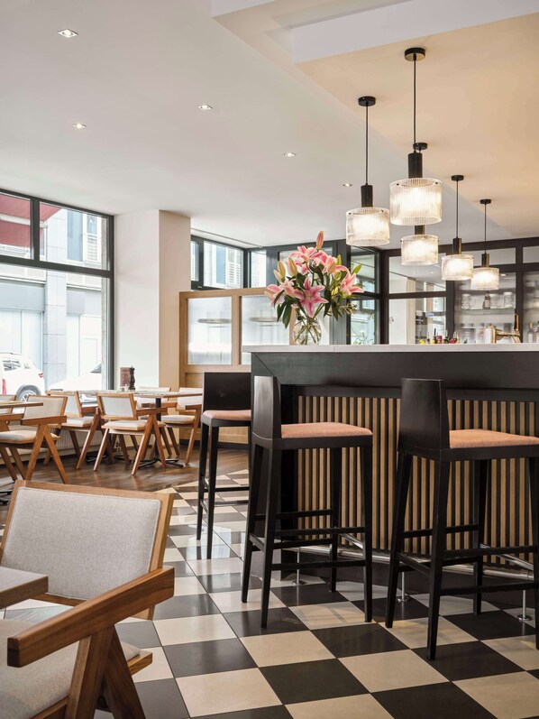 Breakfast, lunch, dinner served; Italian cuisine 