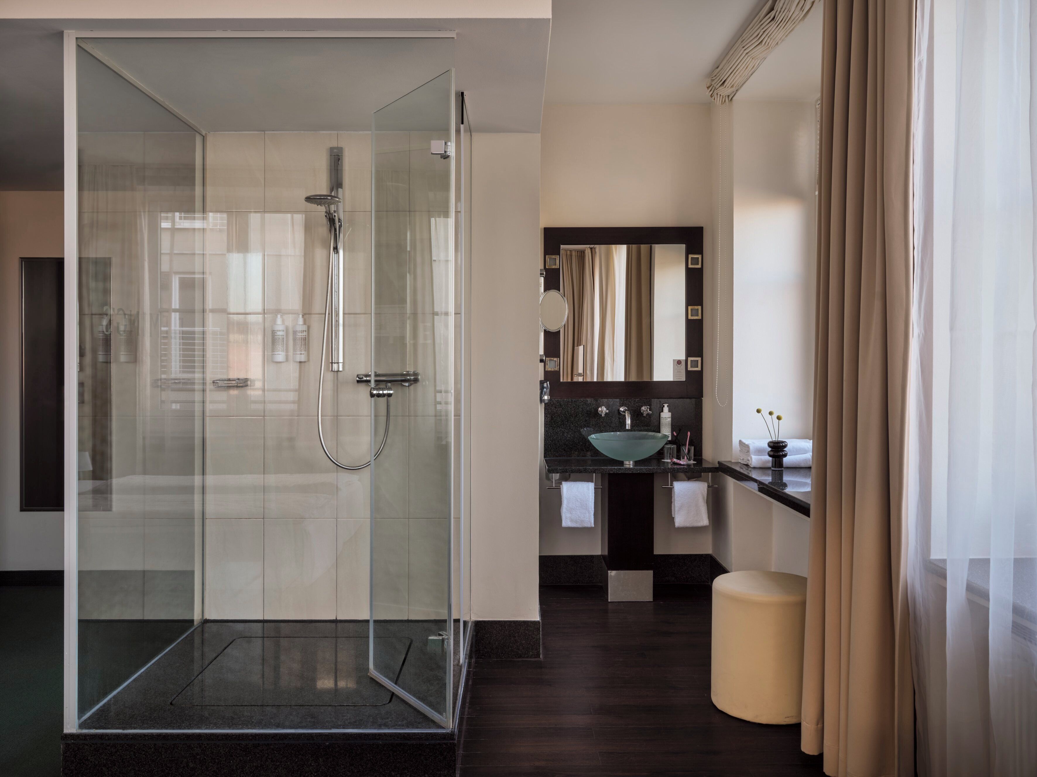 Dusj, miljøvennlige toalettsaker, hårføner og badekåper