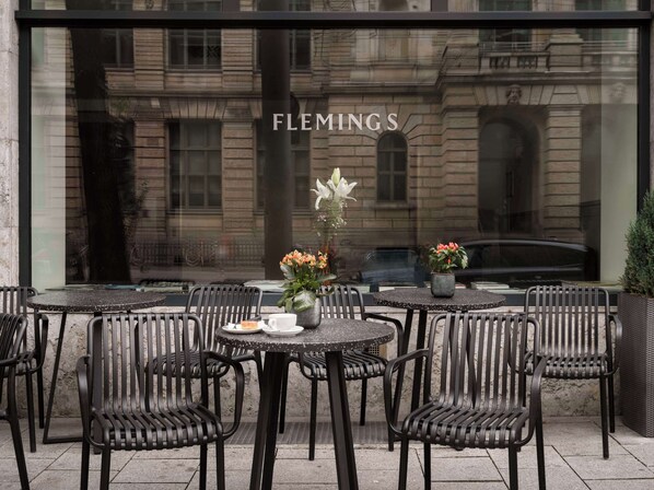 Breakfast, lunch, dinner served; Italian cuisine 