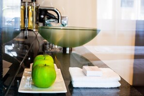 Douche, articles de toilette écologiques, sèche-cheveux, peignoirs