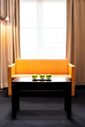 Junior Suite (Signature) | Hypo-allergenic bedding, in-room safe, desk, blackout curtains - Flemings Hotel München-City (Munich)