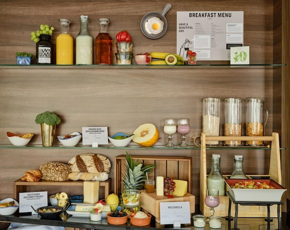 Petit déjeuner buffet (18 EUR par personne)