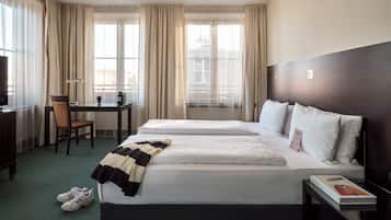 Ropa de cama hipoalergénica y caja de seguridad en la habitación