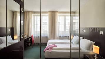 Hypo-allergenic bedding, in-room safe, desk, blackout drapes