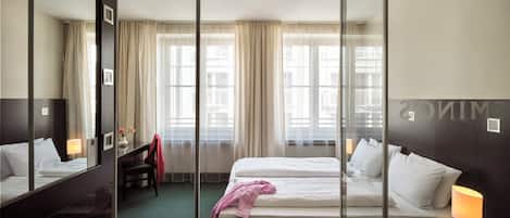 Ropa de cama hipoalergénica, caja fuerte, escritorio y cortinas opacas