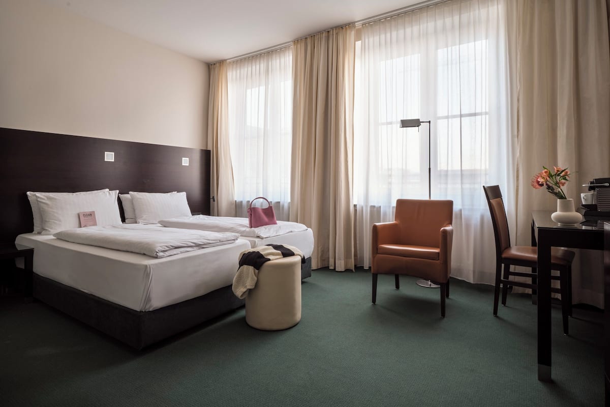 Ropa de cama hipoalergénica y caja de seguridad en la habitación