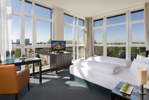 Hypo-allergenic bedding, in-room safe, desk, laptop workspace - Fleming's Conference Hotel Frankfurt (Frankfurt)