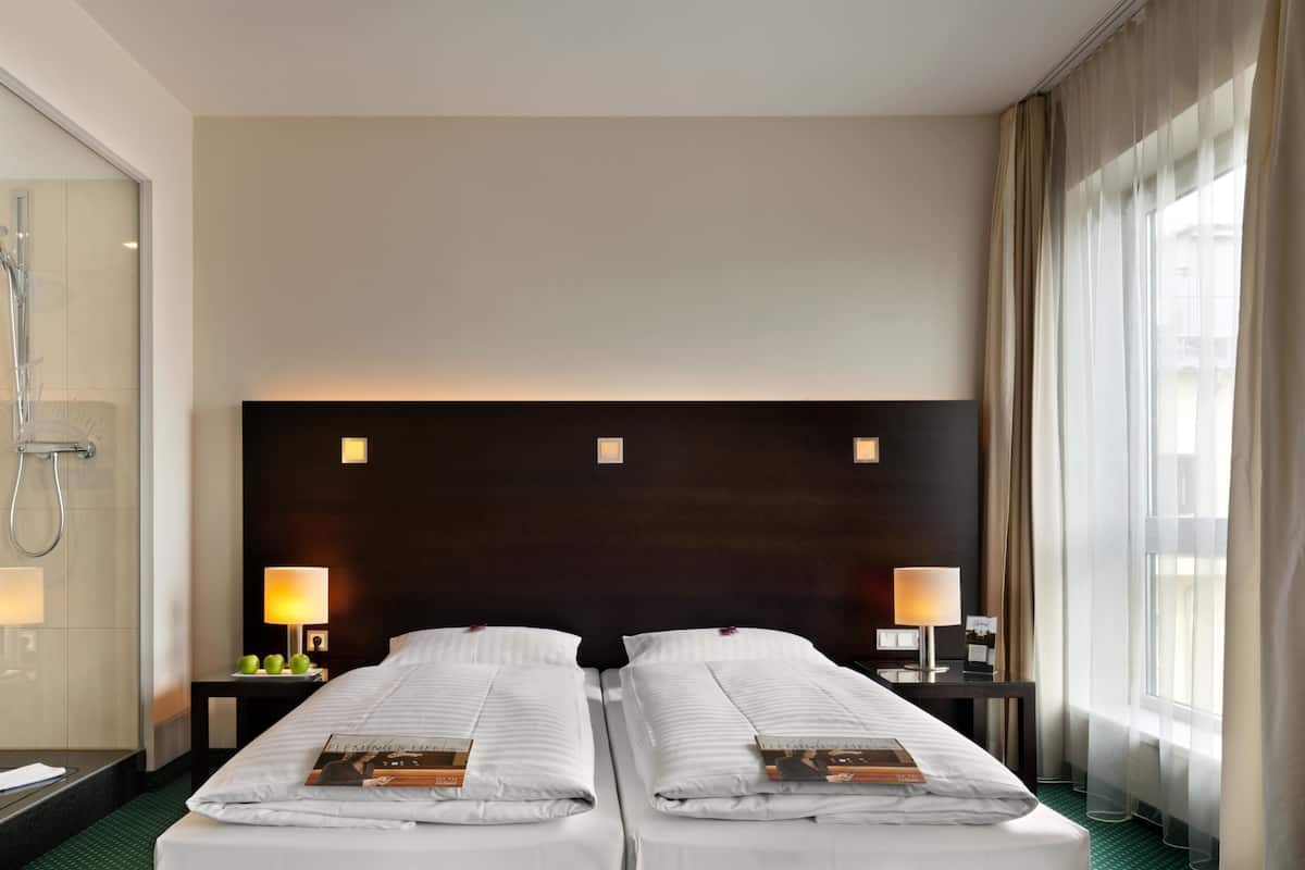 Comfort kamer, 1 twee- of 2 eenpersoonsbedden | Hypoallergeen beddengoed, een kluis op de kamer, een bureau
