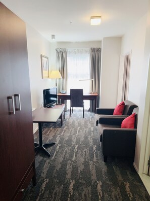 Sengetøy av topp kvalitet, safe på rommet og skrivebord