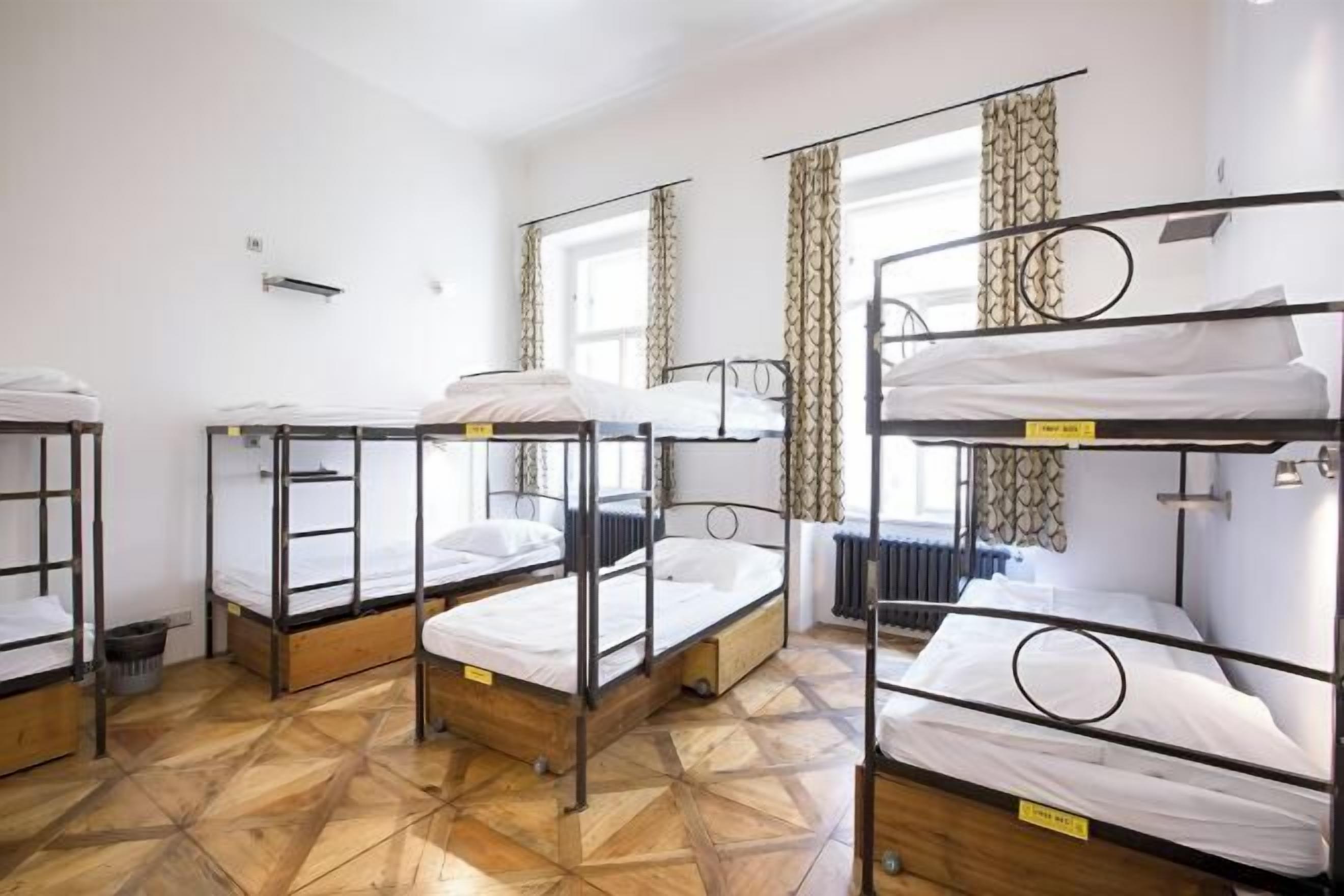 Coffres-forts dans les chambres, bureau, fer et planche à repasser