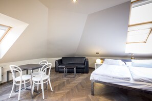 Apartemen, 1 kamar tidur, ensuite | Brankas, meja kerja, setrika/meja setrika, dan Wi-Fi gratis