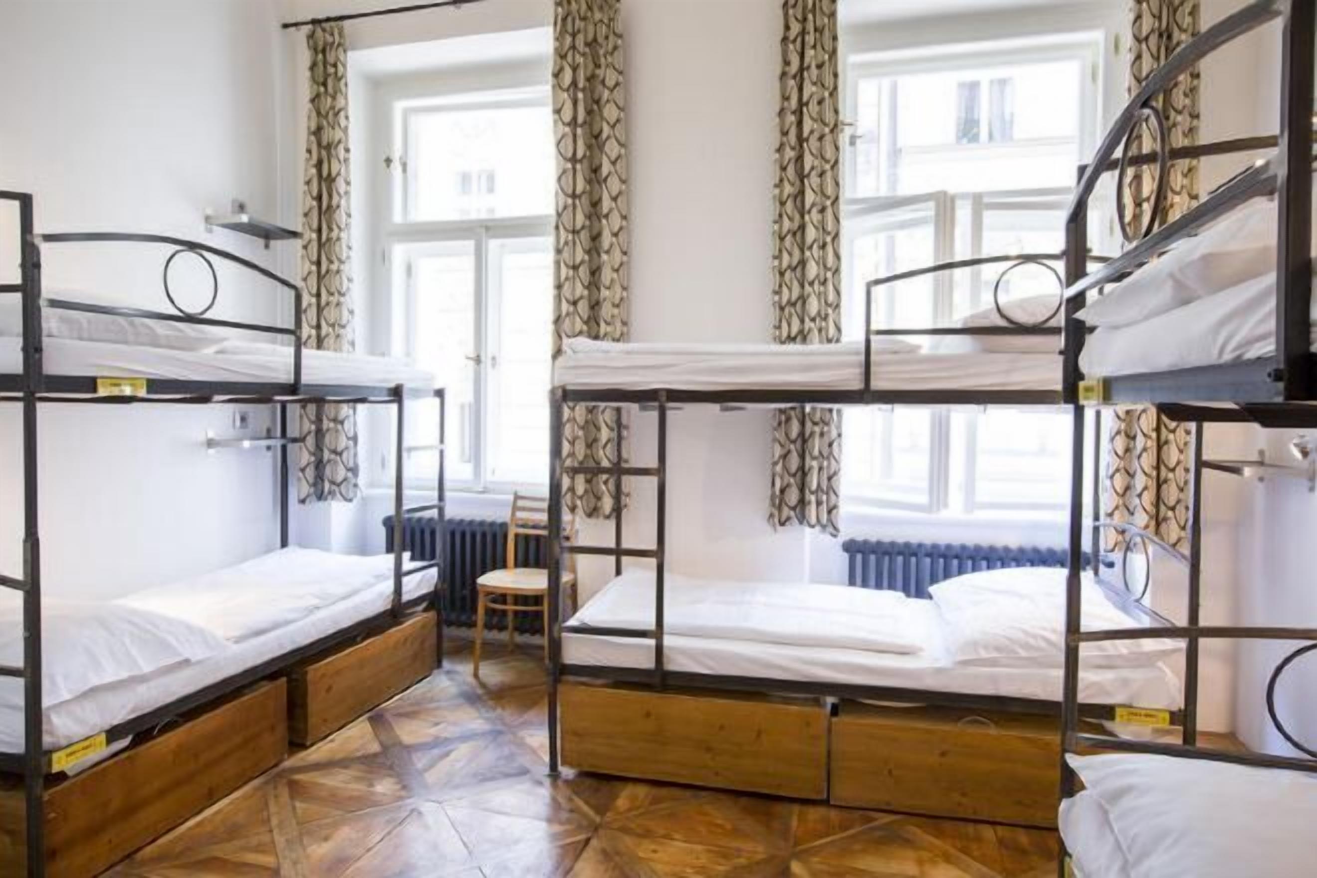 Coffres-forts dans les chambres, bureau, fer et planche à repasser