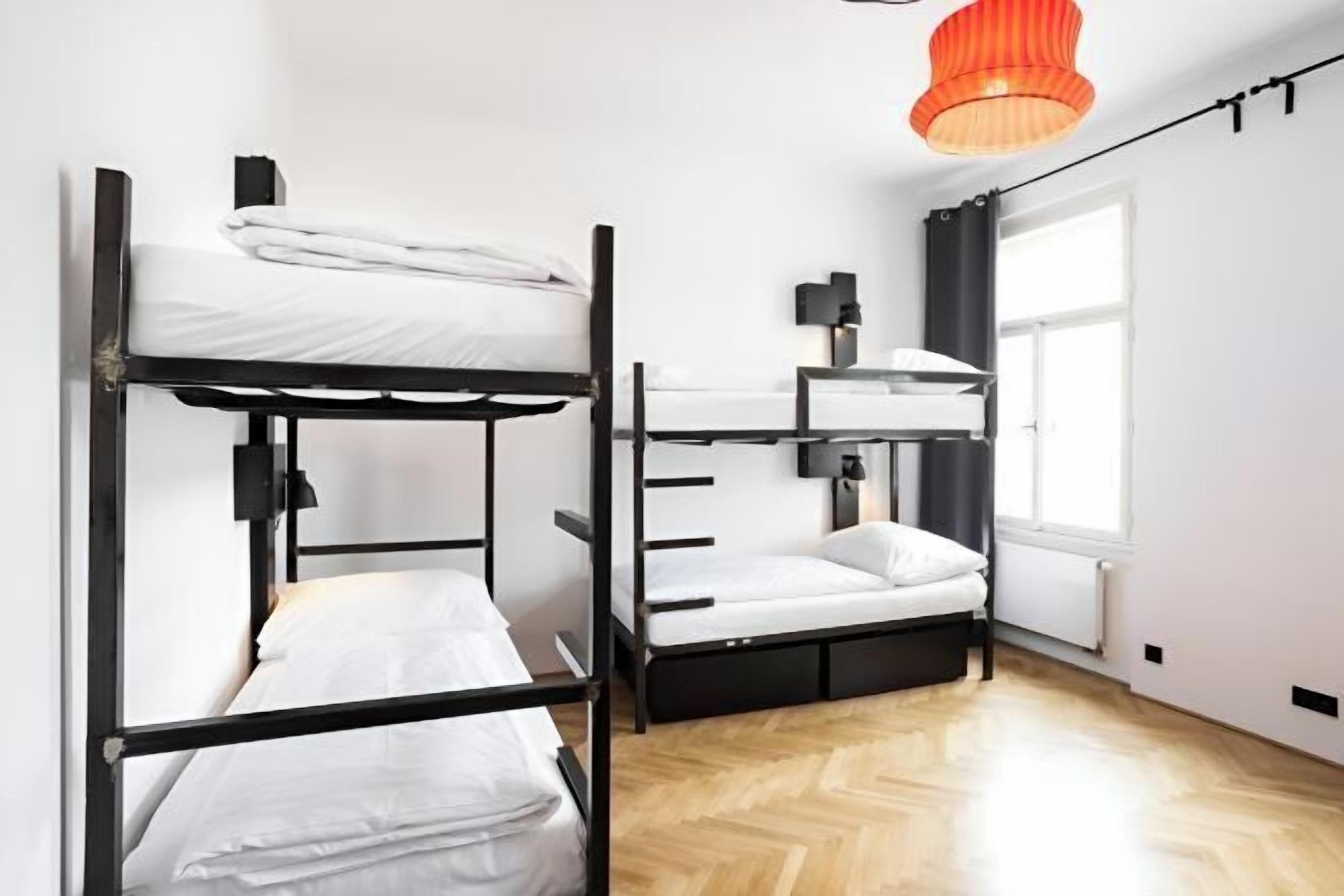 Coffres-forts dans les chambres, bureau, fer et planche à repasser