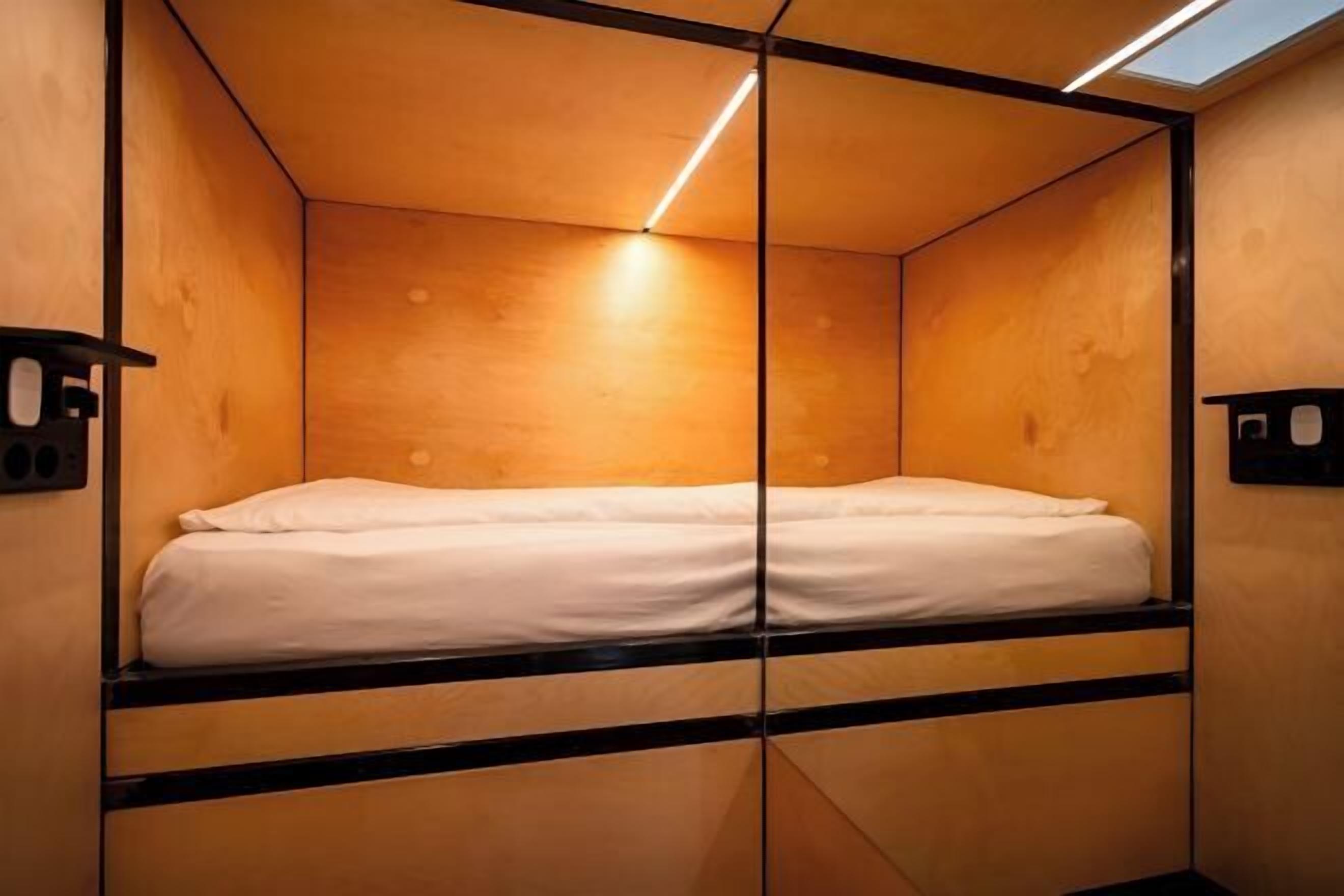 Coffres-forts dans les chambres, bureau, fer et planche à repasser