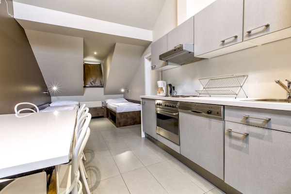 Family Room, Ensuite | Private kitchenette