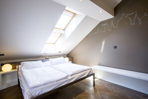 Apartemen, 1 kamar tidur, ensuite | Brankas, meja kerja, setrika/meja setrika, dan Wi-Fi gratis